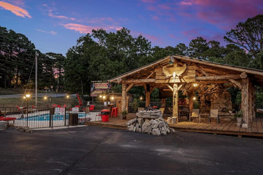 Stonegate Lodge 2 Queen Beds Fast Wifi 50" Tv Salt Water Pool Room #207 유레카 스프링스 외부 사진